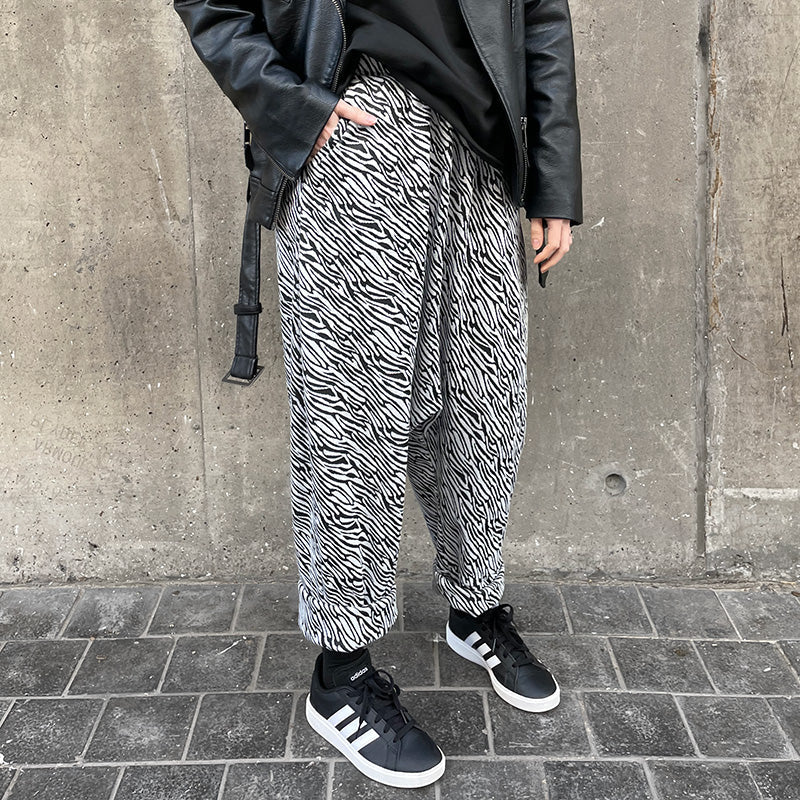 Nunchi Low-Crotch Pants B&W Print